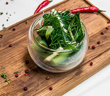 Огурцы малой соли с хреном и разнотравьем