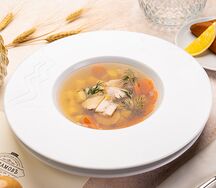 Уха по-царски с осетриной и рыбным расстегаем