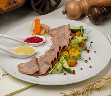 Говяжий язык с картофелем и малосольными огурчиками