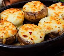 Шампиньоны с сулугуни