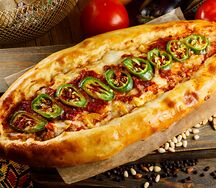 Пицца с домашним фаршем и острым перцем