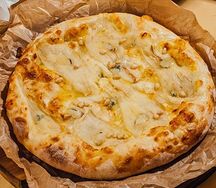 Хачапури с грушей и горгонзолой