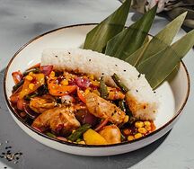 Курица с овощами в кисло-сладком соусе