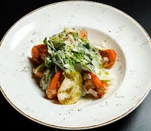 Салат Цезарь с креветками