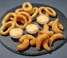 Сет: Креветки в кляре (10 шт.), Кольца кальмаров (10 шт.), Соус Фирменный (3 шт.)