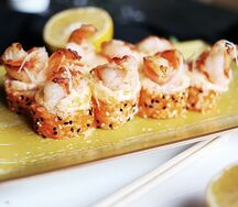 Запеченный ролл с креветкой и сыром пармезан