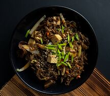 Соба с тофу, древесными грибами и овощами
