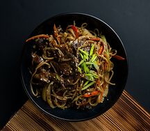 Яичная лапша с говядиной, яйцом и древесными грибами