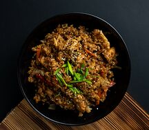 Жареный рис с курицей, яйцом и овощами
