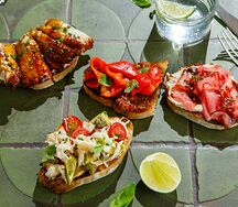 Брускетта с угрем и страчателлой