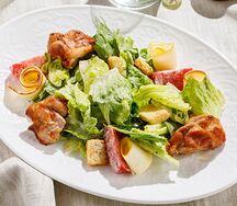 Теплый салат с курицей и копченым сыром сулугуни