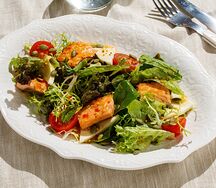 Теплый салат с лососем