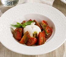 Буррата с томатами