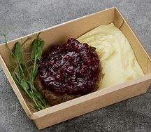 Бифштекс с брусничным соусом и картофельным пюре
