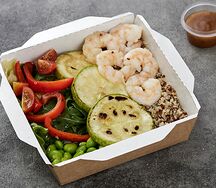 Салат с киноа, кабачками и креветками