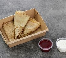 Блины с вареньем и сметаной