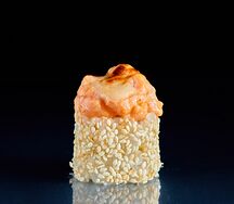 Запеченный ролл с лососем и кунжутом