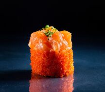 Острый ролл с лососем