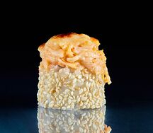 Запеченный ролл со снежным крабом и кунжутом