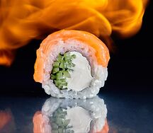 Обожженный ролл Филадельфия с лососем