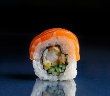 Ролл с лососем и креветкой темпура