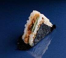 Онигири с курицей терияки