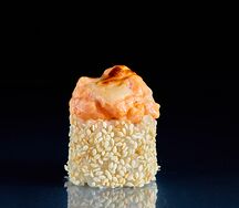 Запеченный ролл с креветкой и кунжутом