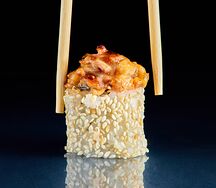 Запеченный ролл с угрем и кунжутом