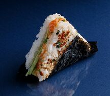 Онигири с лососем