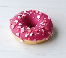 Донат с клубничной начинкой