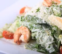 Салат Цезарь с креветками