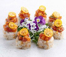 Ролл с опаленным лососем и мандарином (8 шт)