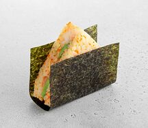 Онигири с креветкой и авокадо