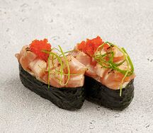 Опаленные суши с лососем и горгонзолой (2 шт)