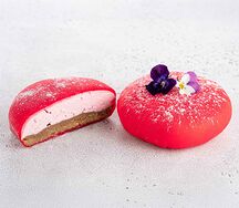 Большой моти с малиной и орехами