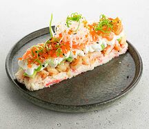 Салат с лососем, креветкой и камчатским крабом