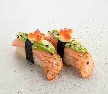 Суши с опаленным лососем и авокадо (2 шт)