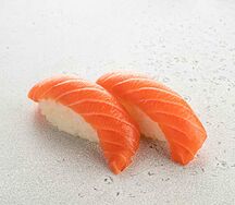 Суши с лососем (2 шт)