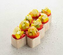 Шоколадный ролл с миндалем и фруктами (8 шт)