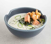 Сливочный суп с лососем и креветками