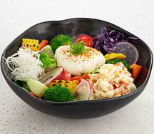 Фреш боул с камчатским крабом и яйцом пашот