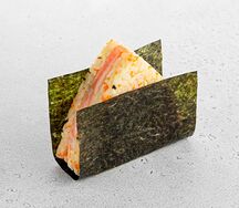 Онигири с лососем гриль