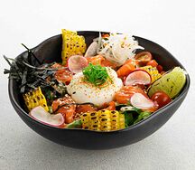 Фреш боул с лососем и яйцом пашот