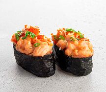Запеченные суши с лососем (2 шт)