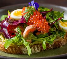 Брускетта с лососем и красной икрой