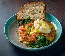 Драники с лососем и яйцом пашот