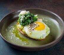 Тост с гуакамоле, шпинатом и глазуньей