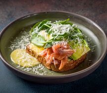 Бенедикт с лососем и авокадо на булочке бриошь