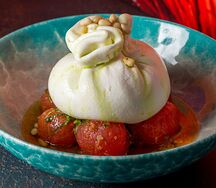 Буррата с томатами