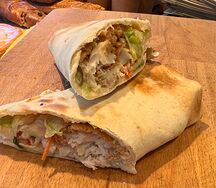 Ролл с курицей и овощами